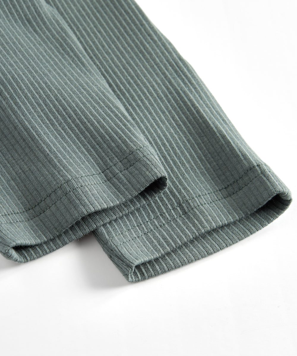 Grøne ribstrikkede babybukser med snøre i taljen