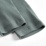 Grøne ribstrikkede babybukser med snøre i taljen