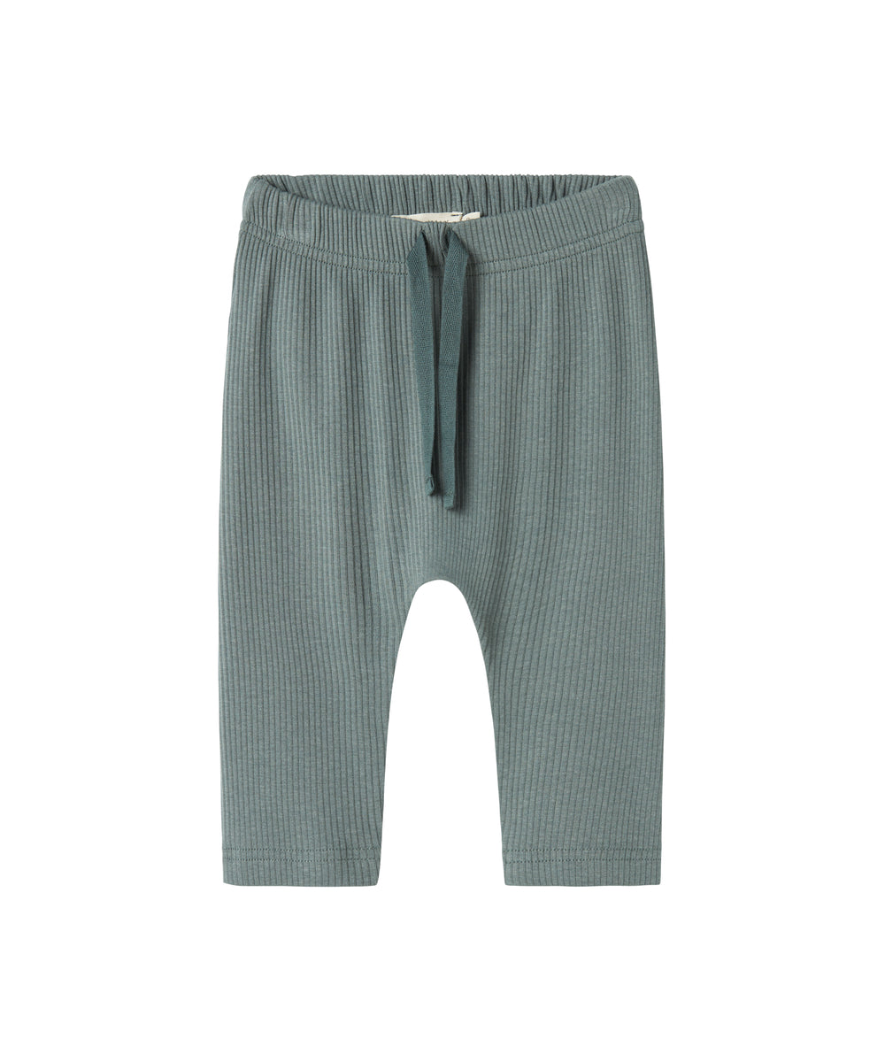 Grøne ribstrikkede babybukser med snøre i taljen