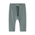 Grøne ribstrikkede babybukser med snøre i taljen