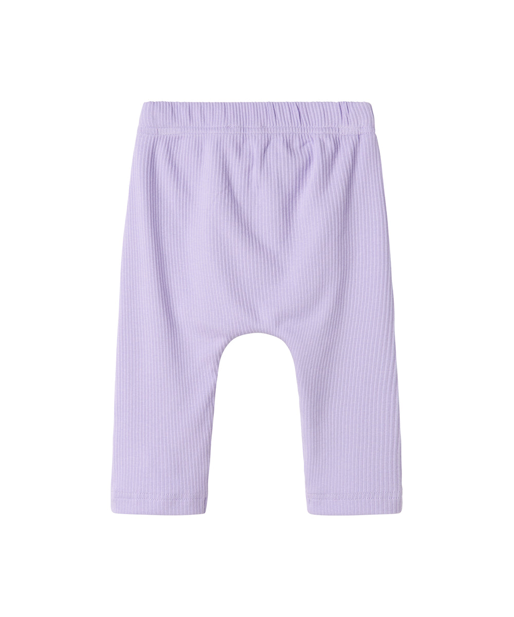 Lilla ribstrikkede babybukser med elastisk talje og snor