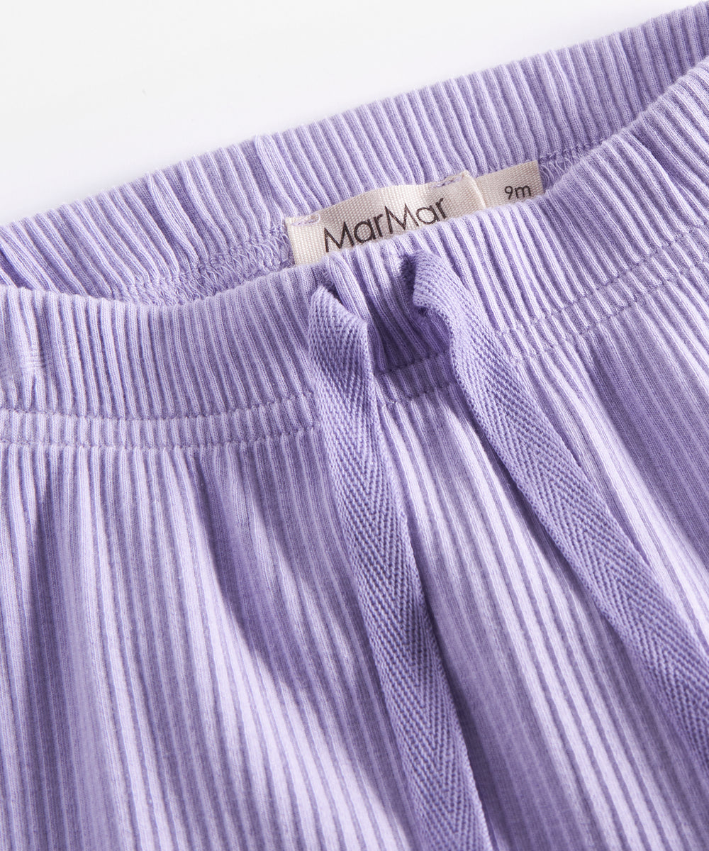 Lilla ribstrikkede babybukser med elastisk talje og snor