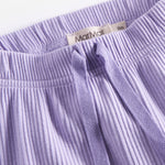 Lilla ribstrikkede babybukser med elastisk talje og snor