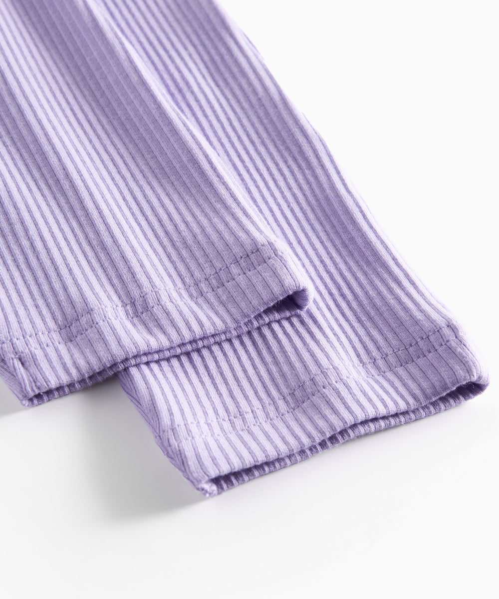 Lilla ribstrikkede babybukser med elastisk talje og snor