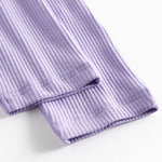 Lilla ribstrikkede babybukser med elastisk talje og snor