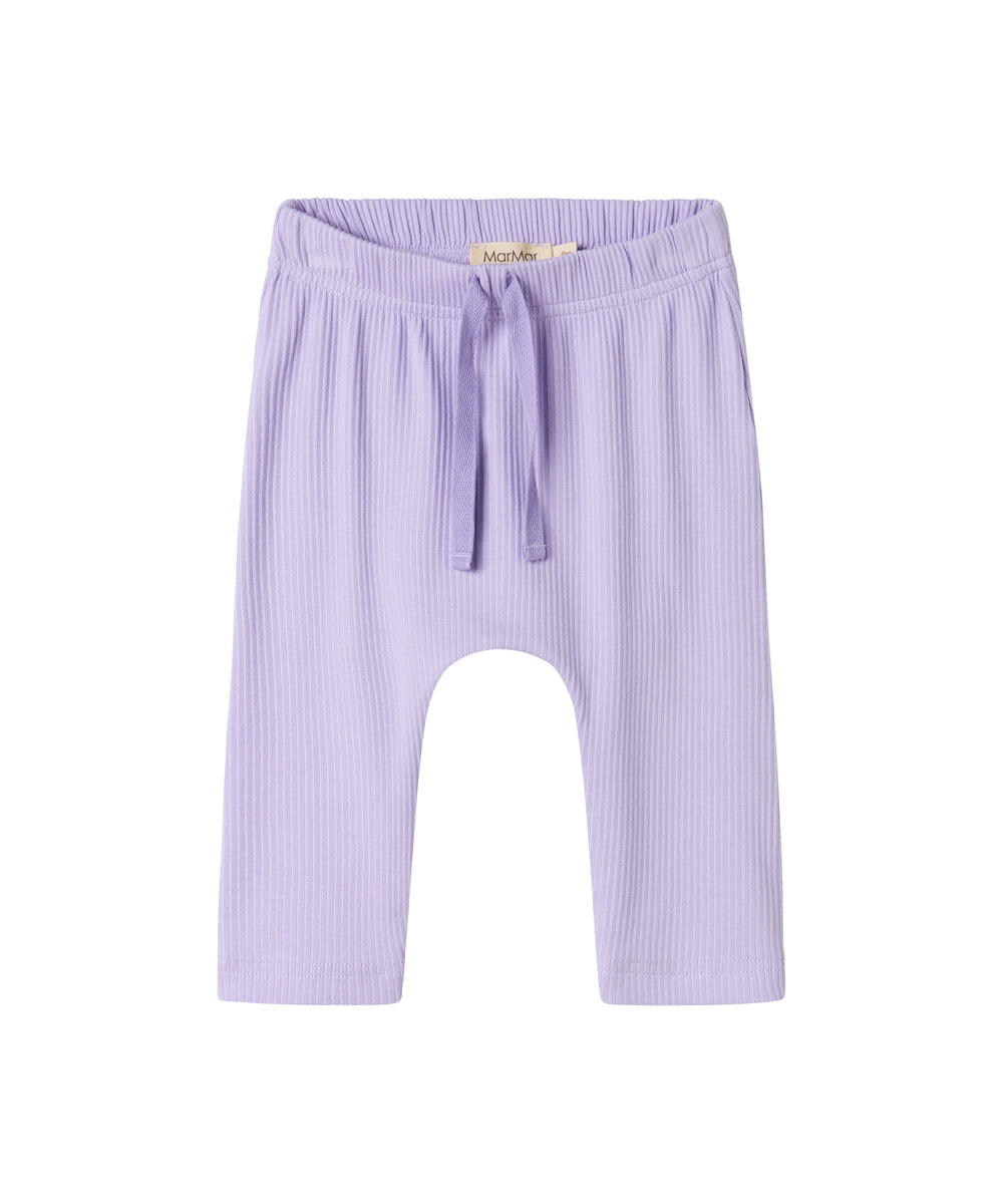Lilla ribstrikkede babybukser med elastisk talje og snor
