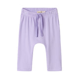 Lilla ribstrikkede babybukser med elastisk talje og snor