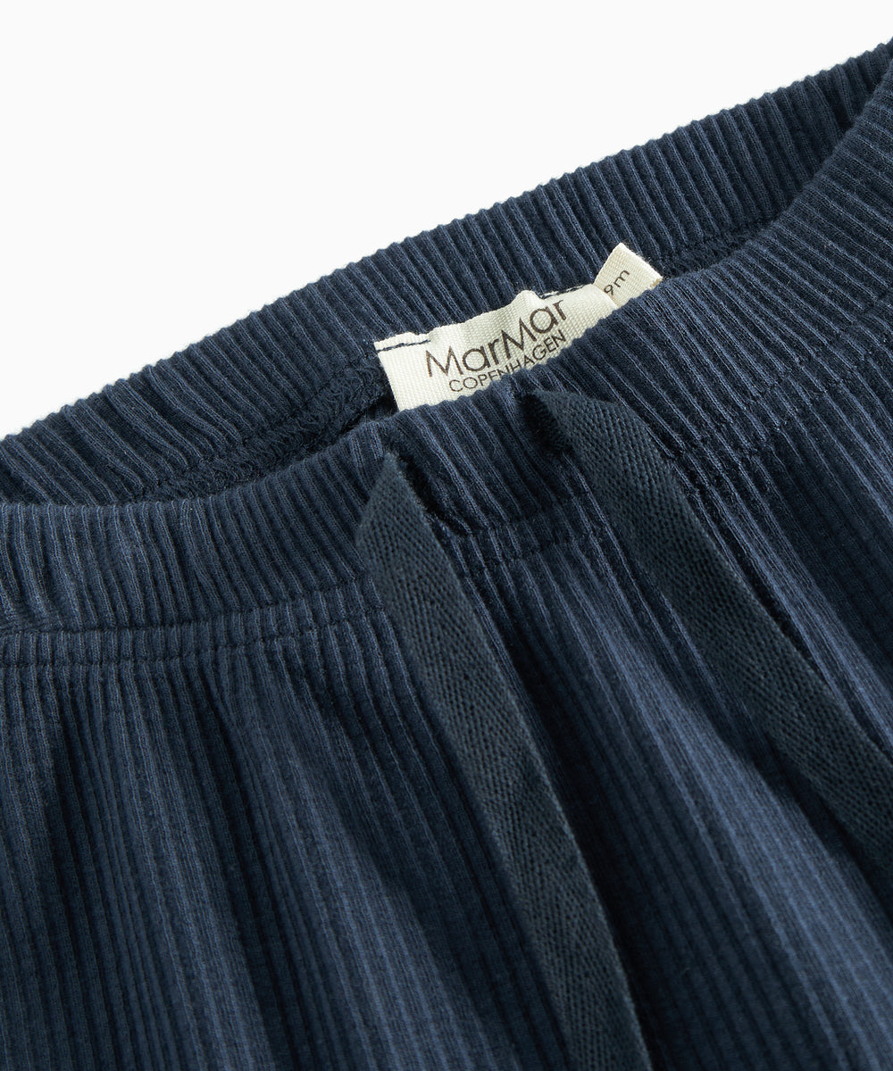 Blå ribstrikkede babybukser med elastisk talje og snor