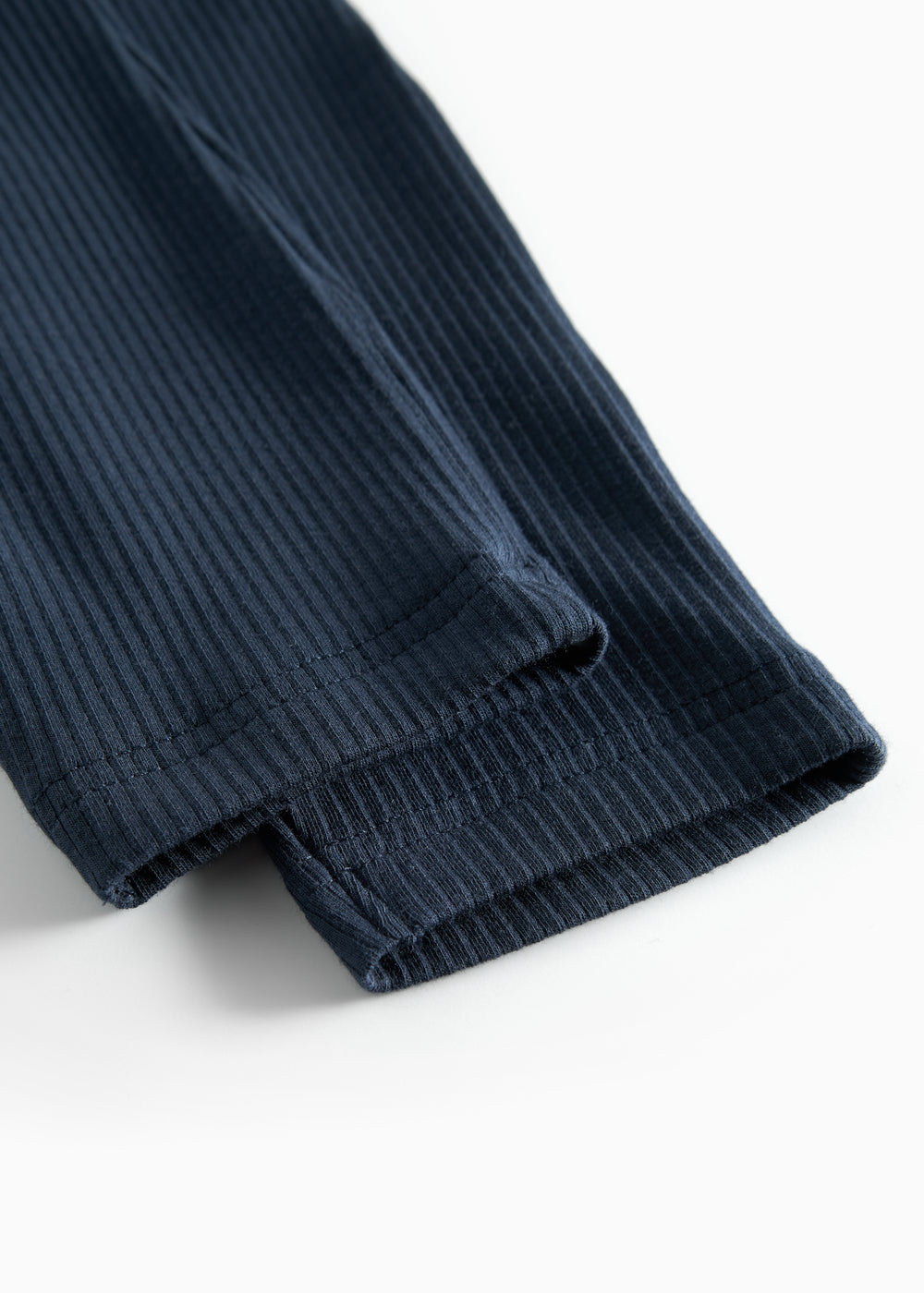 Blå ribstrikkede babybukser med elastisk talje og snor