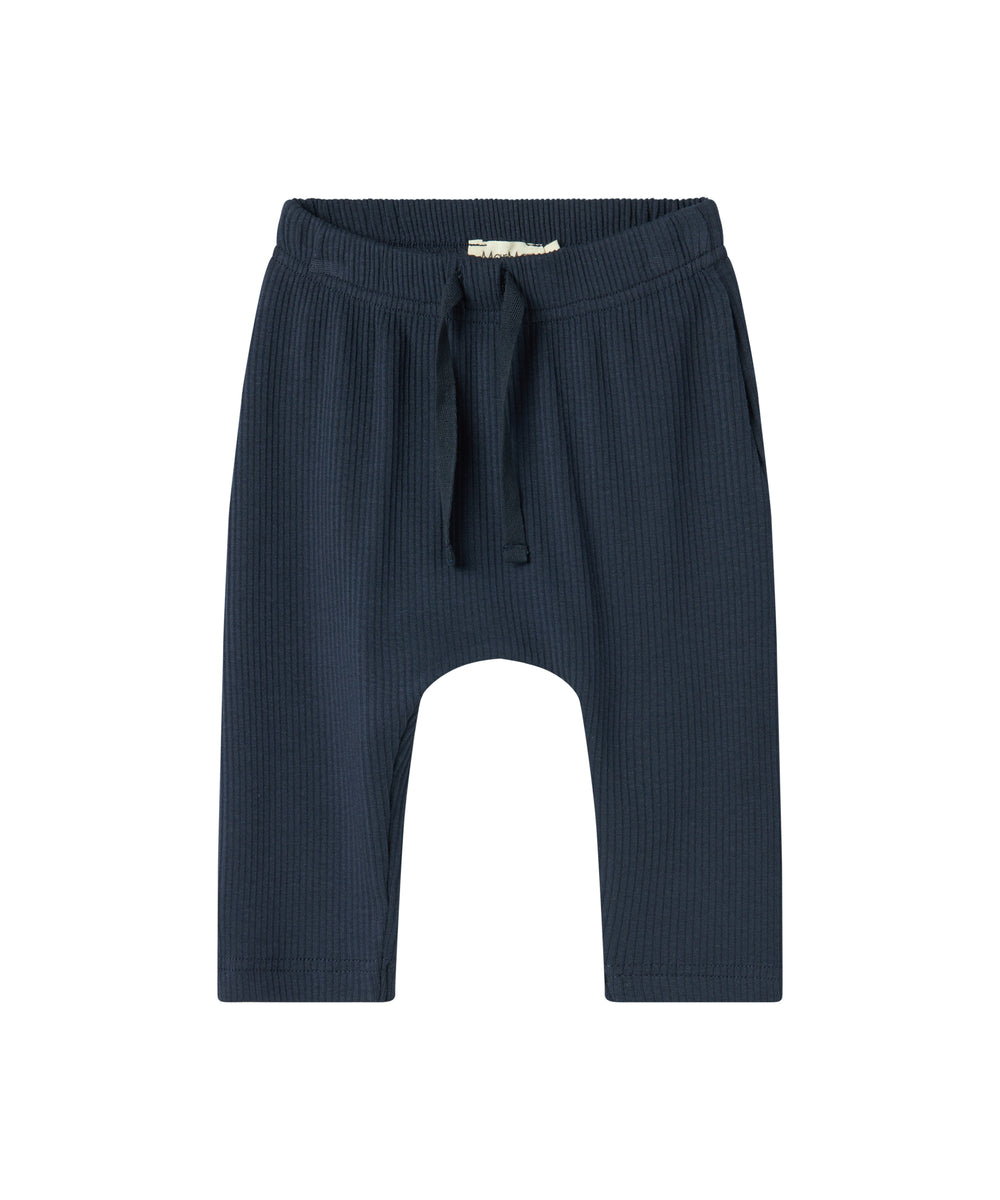 Blå ribstrikkede babybukser med elastisk talje og snor