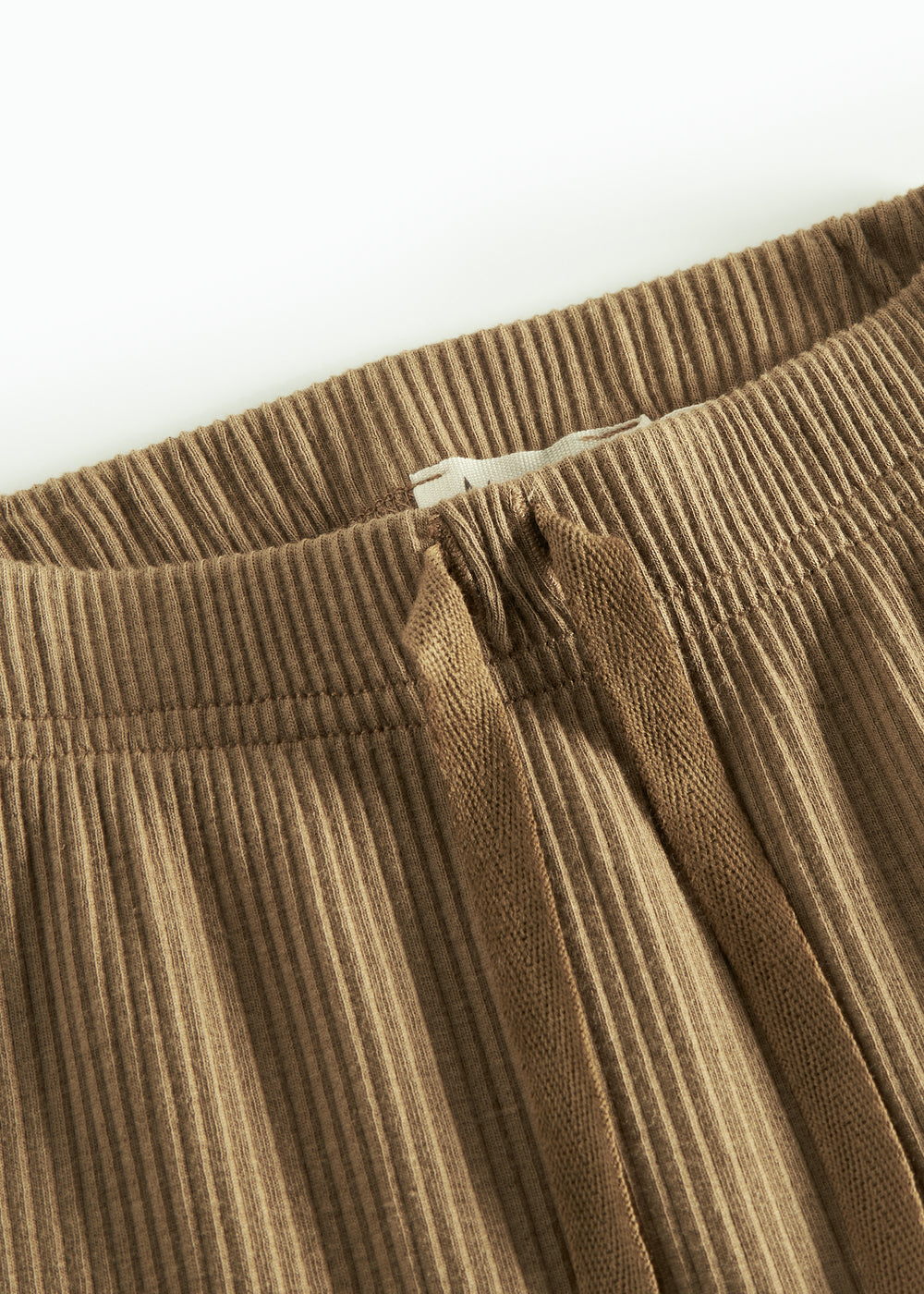 Brune ribstrikkede babybukser med elastisk talje og snor