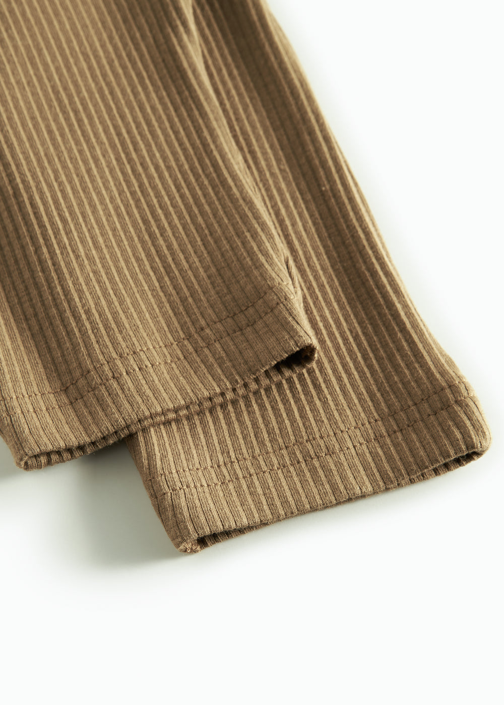 Brune ribstrikkede babybukser med elastisk talje og snor