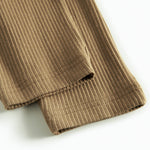 Brune ribstrikkede babybukser med elastisk talje og snor