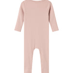 Ribbstrikket lyserød heldragt til baby i blødt materiale med lange ærmer, lange ben og knapper