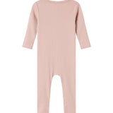 Ribbstrikket lyserød heldragt til baby i blødt materiale med lange ærmer, lange ben og knapper