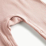 Ribbstrikket lyserød heldragt til baby i blødt materiale med lange ærmer, lange ben og knapper