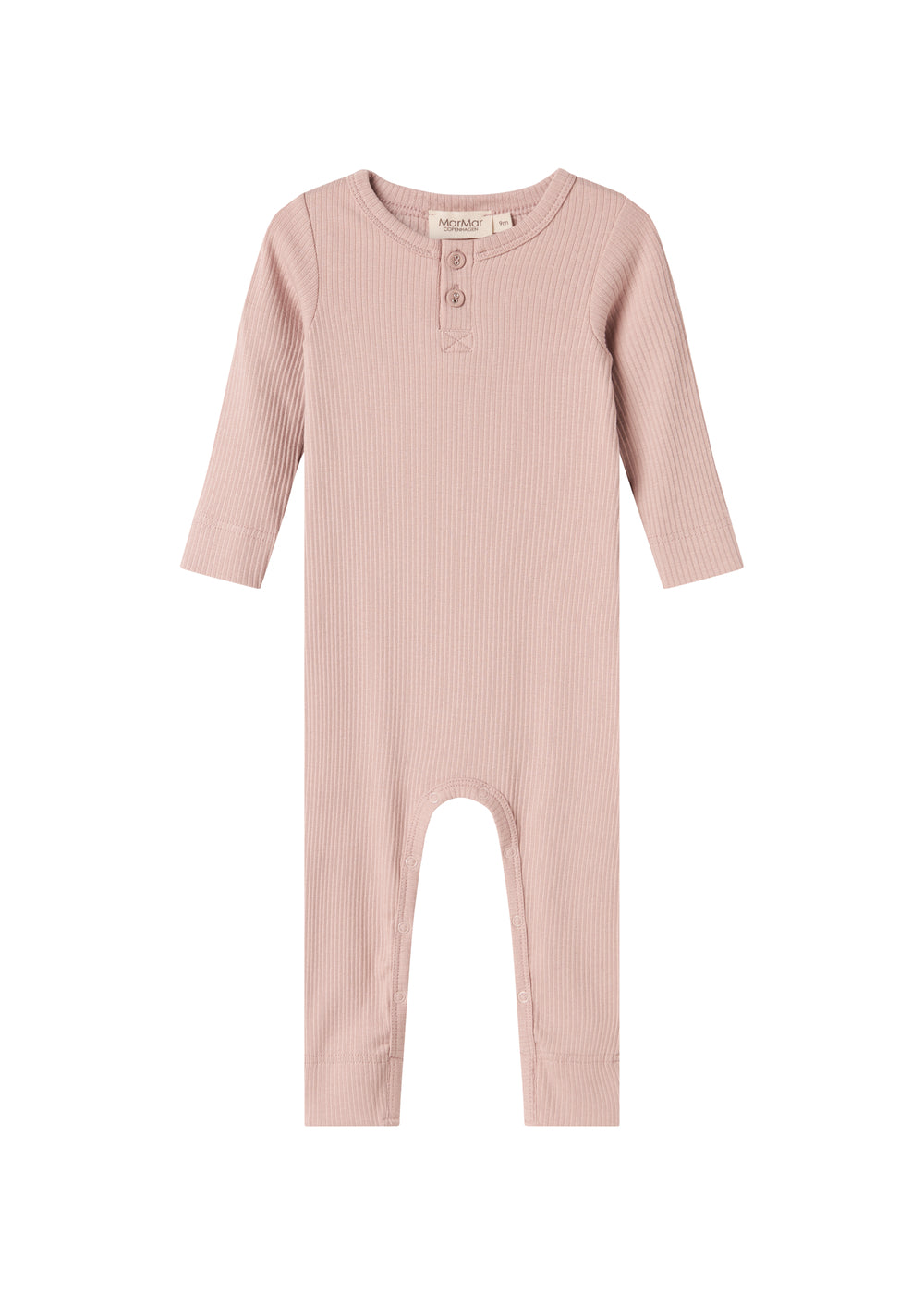 Ribbstrikket lyserød heldragt til baby i blødt materiale med lange ærmer, lange ben og knapper