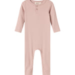 Ribbstrikket lyserød heldragt til baby i blødt materiale med lange ærmer, lange ben og knapper