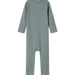 Grøn ribstrikket heldragt med lange ærmer og ben og knapper til baby