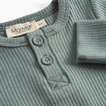 Grøn ribstrikket heldragt med lange ærmer og ben og knapper til baby