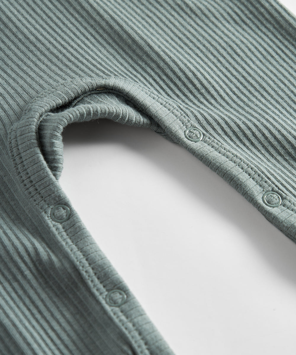 Grøn ribstrikket heldragt med lange ærmer og ben og knapper til baby