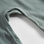 Grøn ribstrikket heldragt med lange ærmer og ben og knapper til baby