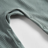 Grøn ribstrikket heldragt med lange ærmer og ben og knapper til baby