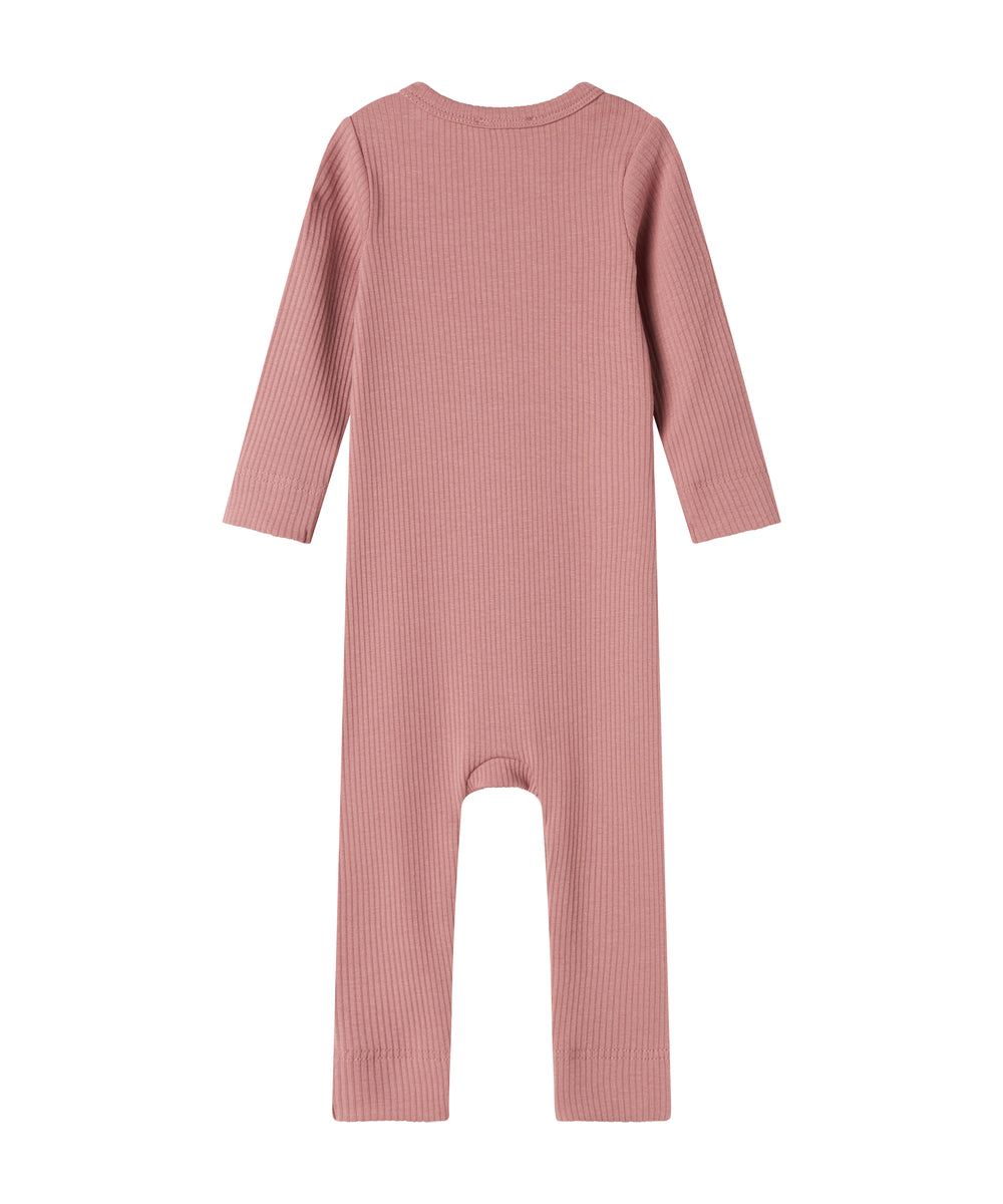 Lyserød ribstrikket heldragt med lange ærmer og ben og knapper til baby