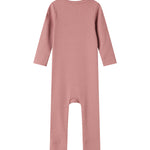 Lyserød ribstrikket heldragt med lange ærmer og ben og knapper til baby