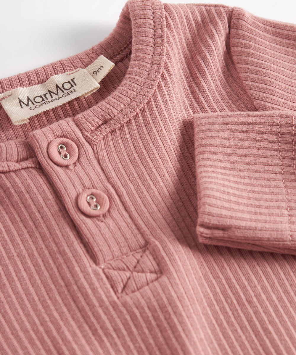 Lyserød ribstrikket heldragt med lange ærmer og ben og knapper til baby