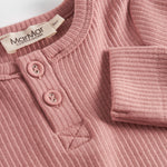 Lyserød ribstrikket heldragt med lange ærmer og ben og knapper til baby