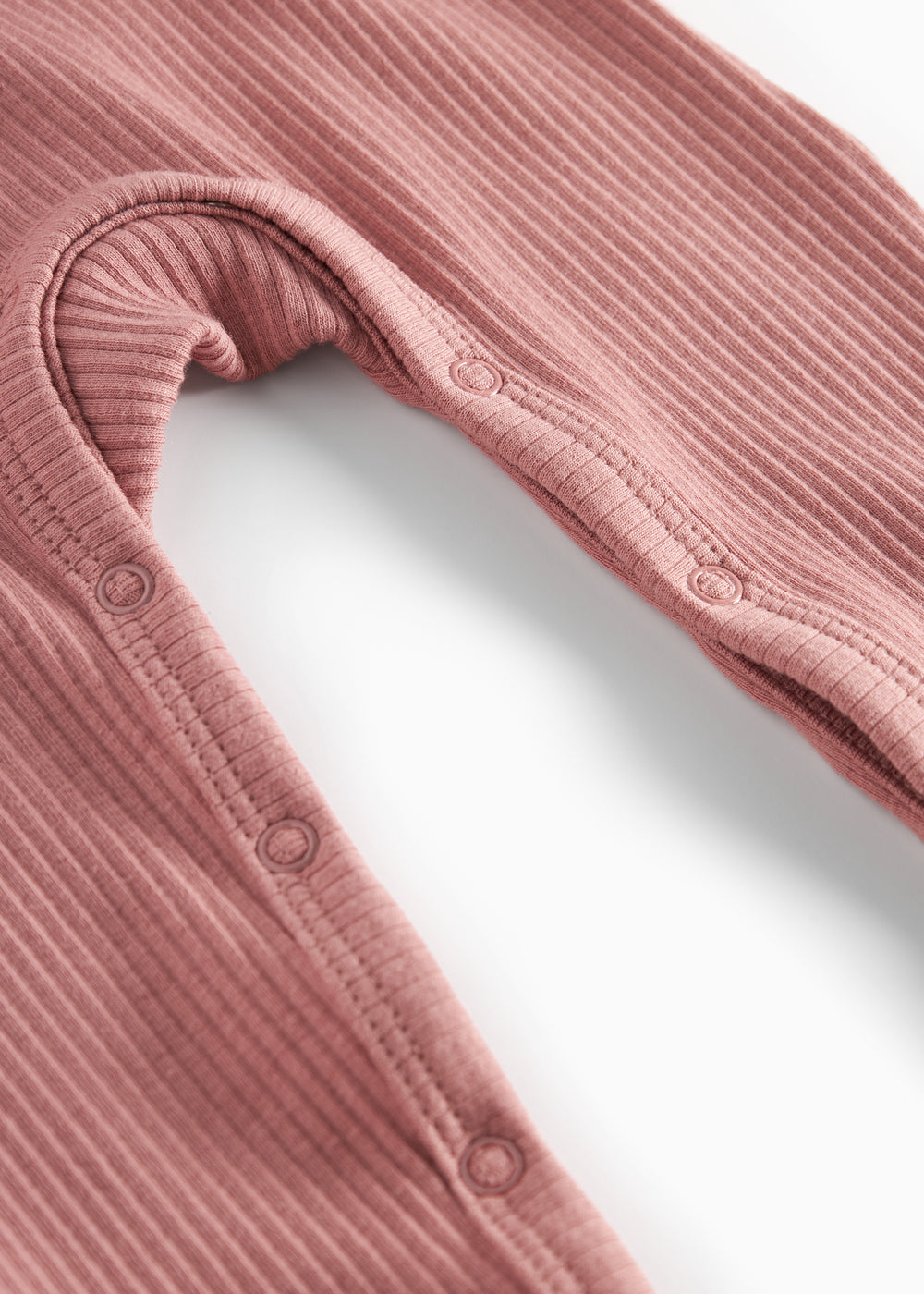 Lyserød ribstrikket heldragt med lange ærmer og ben og knapper til baby