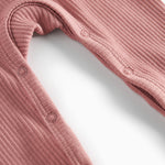 Lyserød ribstrikket heldragt med lange ærmer og ben og knapper til baby