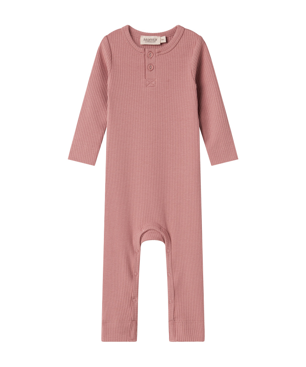 Lyserød ribstrikket heldragt med lange ærmer og ben og knapper til baby