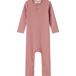 Lyserød ribstrikket heldragt med lange ærmer og ben og knapper til baby