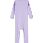 Ribbstrikket lilla heldragt til baby i blødt materiale med lange ærmer, lange ben og knapper