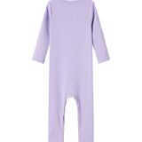 Ribbstrikket lilla heldragt til baby i blødt materiale med lange ærmer, lange ben og knapper