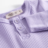 Ribbstrikket lilla heldragt til baby i blødt materiale med lange ærmer, lange ben og knapper