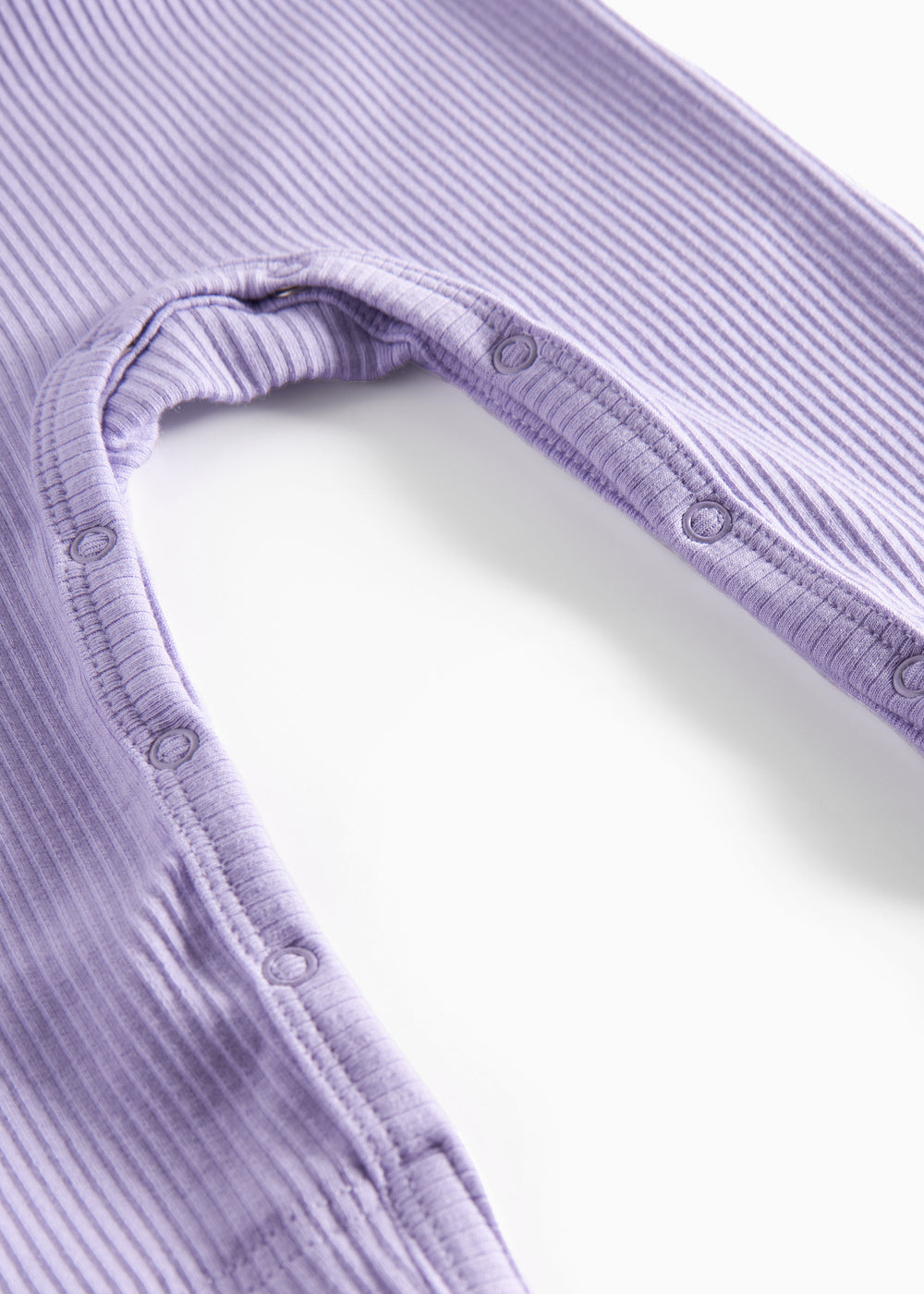 Ribbstrikket lilla heldragt til baby i blødt materiale med lange ærmer, lange ben og knapper