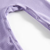 Ribbstrikket lilla heldragt til baby i blødt materiale med lange ærmer, lange ben og knapper