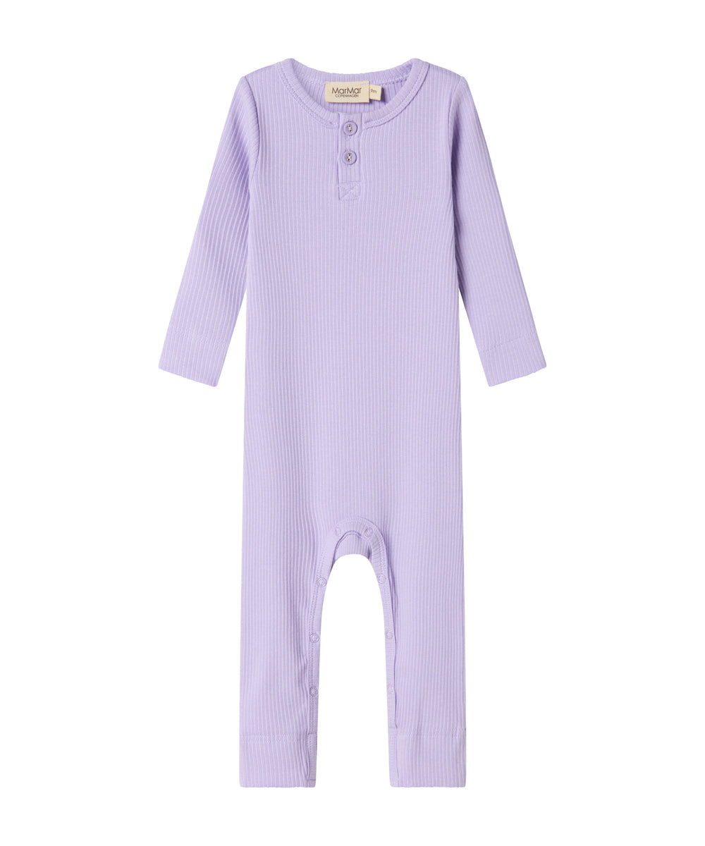 Ribbstrikket lilla heldragt til baby i blødt materiale med lange ærmer, lange ben og knapper