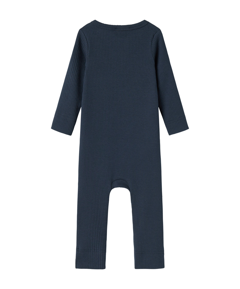 Ribbstrikket blå heldragt til baby i blødt materiale med lange ærmer, lange ben og knapper