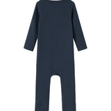 Ribbstrikket blå heldragt til baby i blødt materiale med lange ærmer, lange ben og knapper