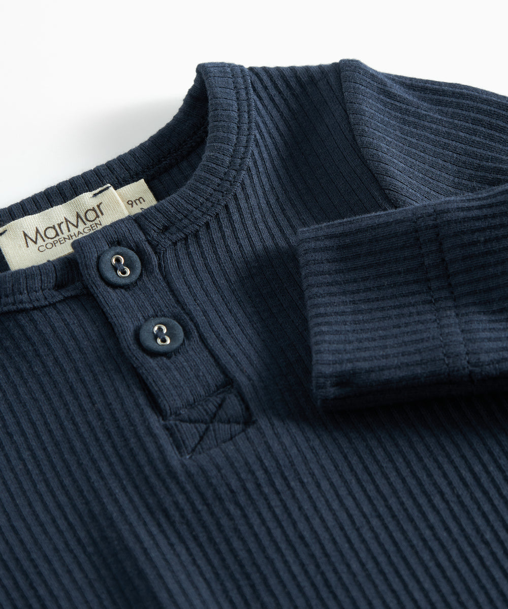 Ribbstrikket blå heldragt til baby i blødt materiale med lange ærmer, lange ben og knapper