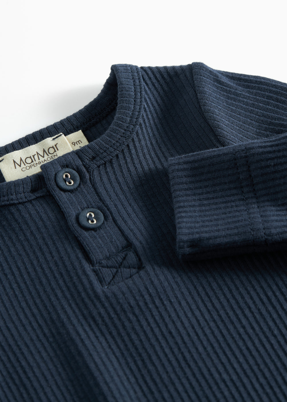 Ribbstrikket blå heldragt til baby i blødt materiale med lange ærmer, lange ben og knapper