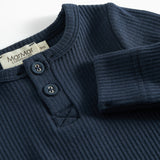 Ribbstrikket blå heldragt til baby i blødt materiale med lange ærmer, lange ben og knapper