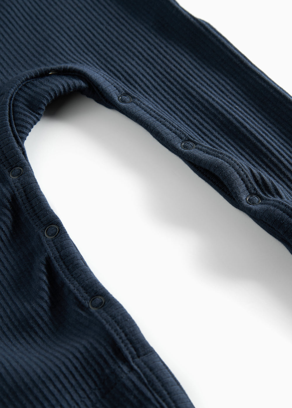 Ribbstrikket blå heldragt til baby i blødt materiale med lange ærmer, lange ben og knapper