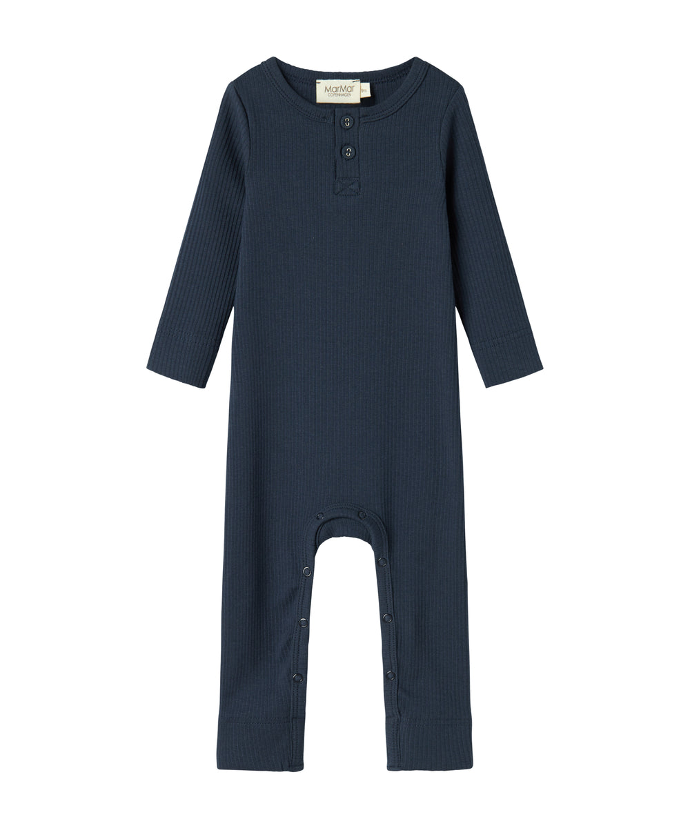 Ribbstrikket blå heldragt til baby i blødt materiale med lange ærmer, lange ben og knapper