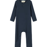 Ribbstrikket blå heldragt til baby i blødt materiale med lange ærmer, lange ben og knapper