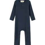 Ribbstrikket blå heldragt til baby i blødt materiale med lange ærmer, lange ben og knapper